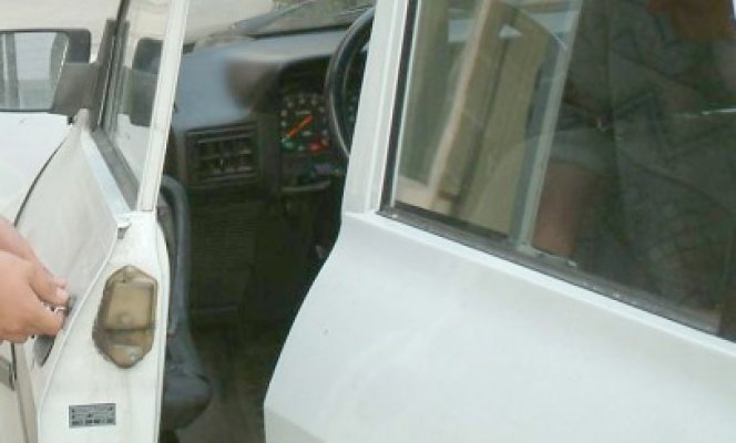 Atenţie la parcare: doi indivizi au fost prinşi la furat, în Ovidiu
